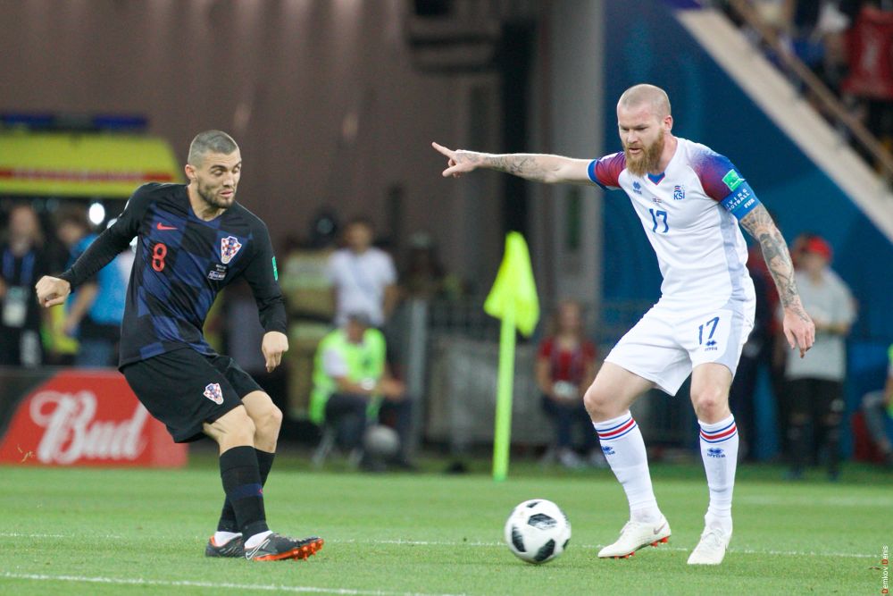 Хорватский полузащитник Матео Ковачич и капитан сборной Исландии, полузащитник Арон Гуннарссон.