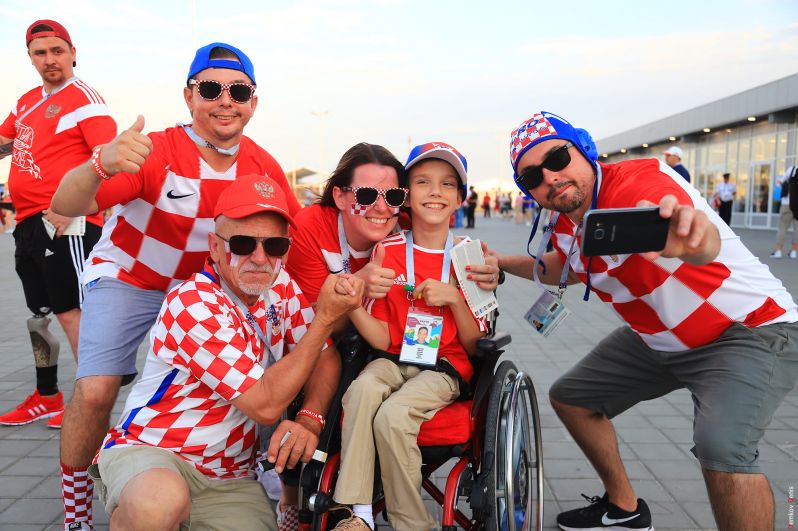 Хорватская семья приехала на матч вместе с ребенком.