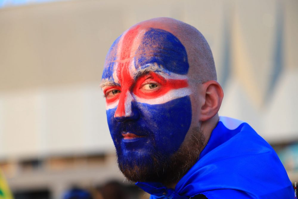 Исландский фанат в финале встречи: его сборная едет домой.