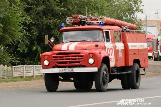 В Оренбурге 8 пожарных тушили частный дом на ул. Одесской.