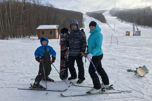 Зимой вся семья часто выбирается на горнолыжные трассы.