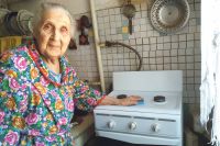 Ветерану войны Екатерине Боевой остаётся только натирать плиту до блеска.