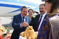 В аэропорту «Казань» Герхарда Шредера встречал премьер-министр РТ Алексей Песошин. 