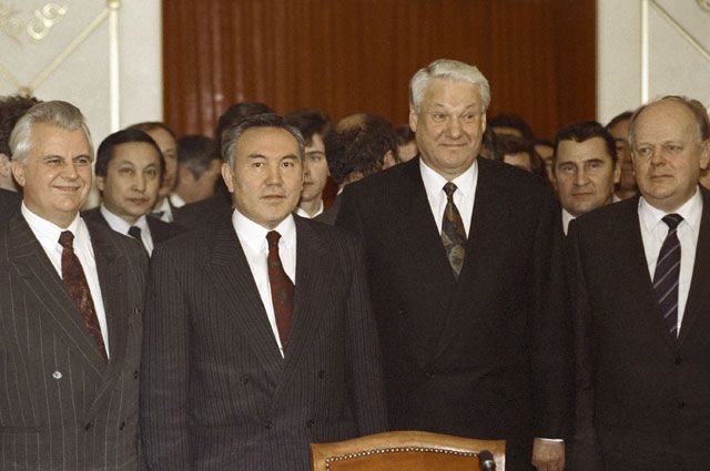 Леонид Кравчук, Нурсултан Назарбаев, Борис Ельцин и Станислав Шушкевич после подписания Протокола о создании СНГ.