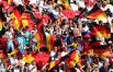 Немецкие болельщики предпочитают не разукрашивать себя, а болеть с флагами в руках.