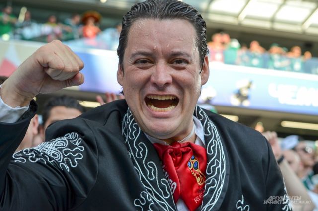 Мексиканский болельщик в Екатеринбурге радуется за победу Южной Кореи над Германией