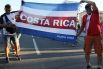 Костариканцы пришли с флагами своей страны