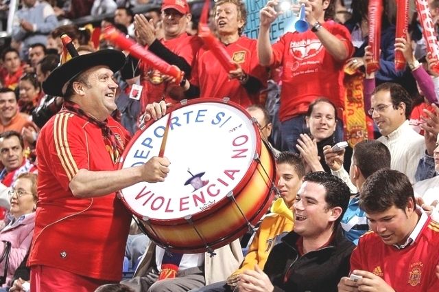 Испанец Маноло на матчи приходит всегда со своим барабаном.