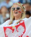 Болельщица сборной Польши даже аксессуары подобрала в цветовой гамме флага своей страны.