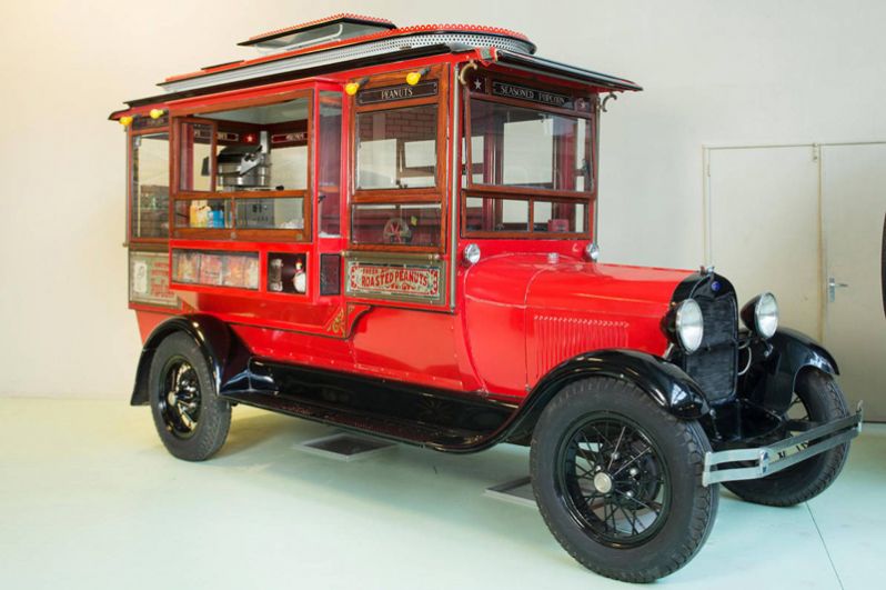За автолавкой на базе Ford Model AA 1928-го года, оснащенной оборудованием для производства и продажи попкорна, владелец частного музея специально прилетел из Новой Зеландии и приобрел автомобиль за 46 000 евро (около 53 000 долларов).