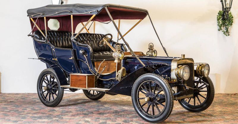 Ford Model K с кузовом «фаэтон» продан за 345 000 евро (около 400 000 долларов). Первый 6-цилиндровый автомобиль Ford, выпускавшийся в 1906-1908 годах, был еще мощнее, дороже и роскошнее, чем Ford Model B – его двигатель развивал 40 л.с., а стоимость составляла 2800 долларов против 2000 за Ford Model B.