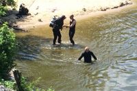 Спасатели обследовали дно реки.