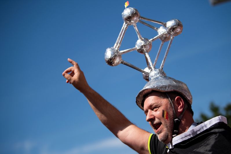 Болельщик из Бельгии с моделью Атомиума (одна из главных достопримечательностей и символ Брюсселя) на голове.