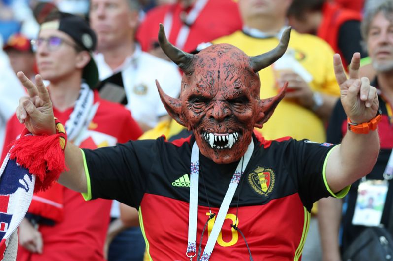 Болельщик из Бельгии позирует фотографам перед матчем между сборными Англии и Бельгии в Калининграде.