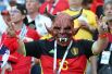 Болельщик из Бельгии позирует фотографам перед матчем между сборными Англии и Бельгии в Калининграде.