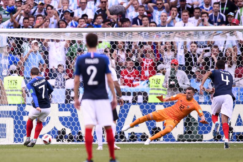 Уже на 13-й минуте счёт открывает Франция: Гризманн забивает с пенальти.