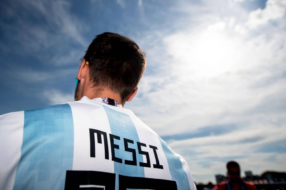 Футболка с номером и фамилией Месси - пожалуй, самый популярный у фанатов сборной Аргентины наряд.
