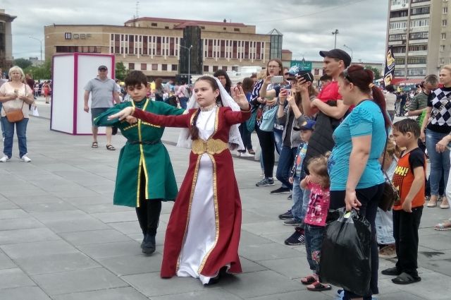Тюменскую молодежь удивляли народными танцами 