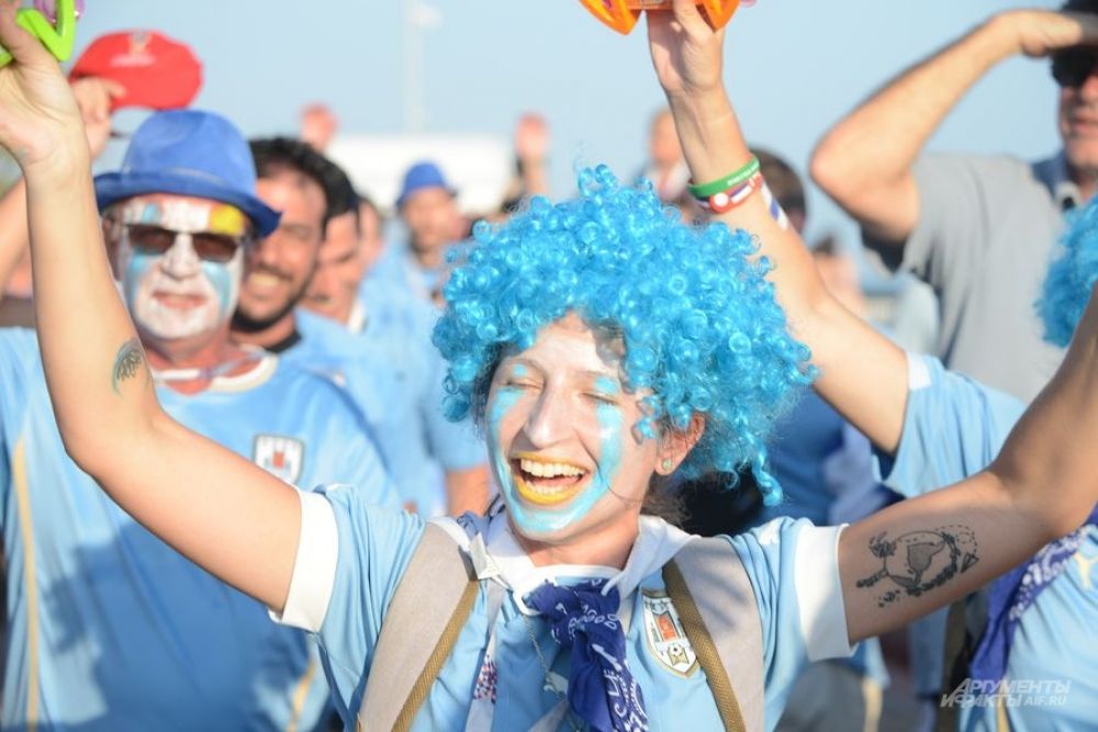 Многие уругвайцы пришли на игру в голубых париках.