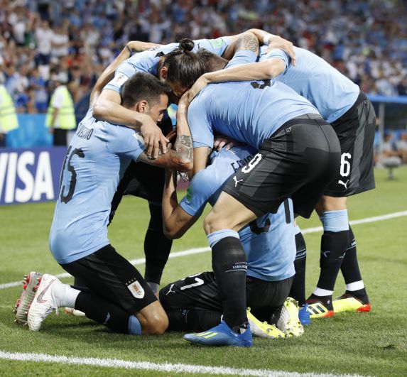 Уругвайцы празднуют свой первый гол португальцам.