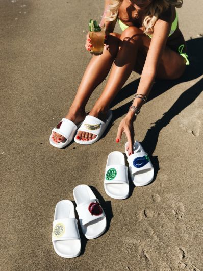 Босоножки, сандалии, балетки - вся эта летняя обувь хороша, но для пляжа, будем откровенны, лучше всего подойдут шлепки. Не обязательно выбирать белые, можно и разноцветные, но главное - с крупным принтом в виде цветка или фрукта. Такие шлепки идеально подойдут к сарафану.