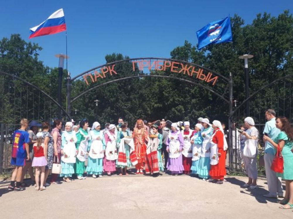 Представители татарской автономии встречают гостей праздника.