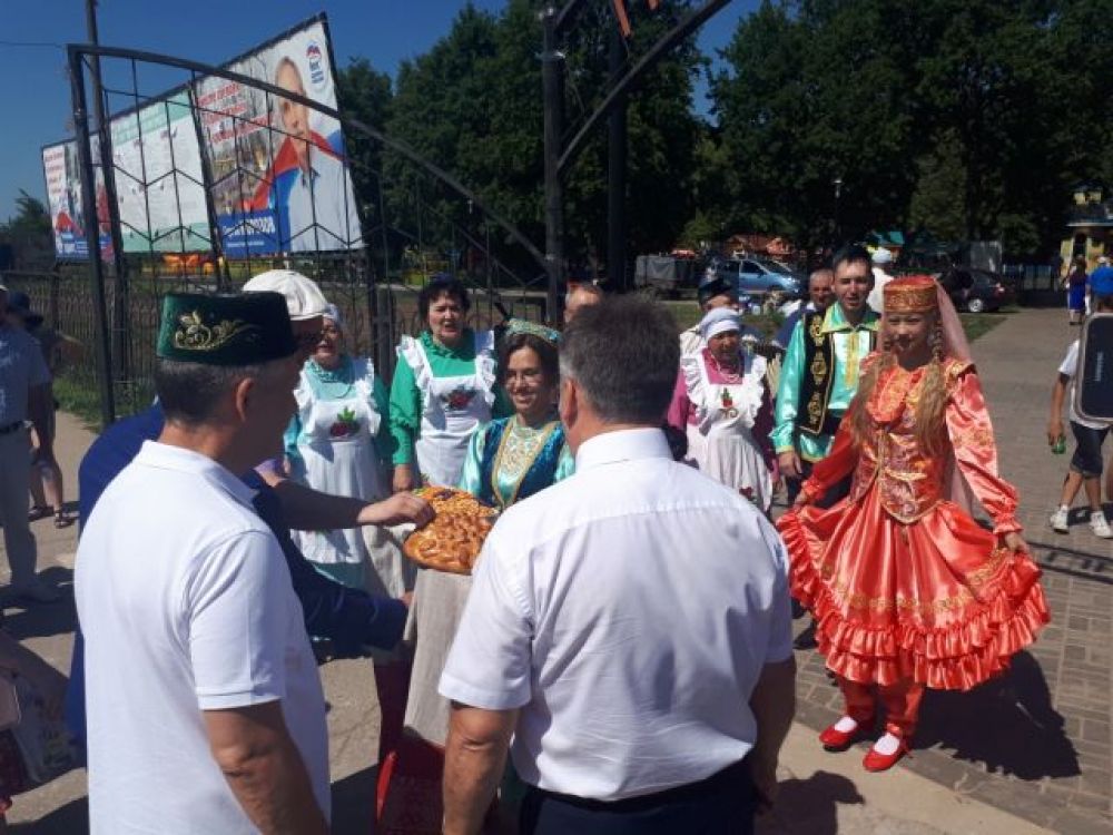 Встреча почетных гостей с национальным блюдом «чак-чак».