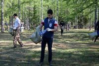 Дмитрий Артюхов помог активистам убирать мусор на острове Заячий