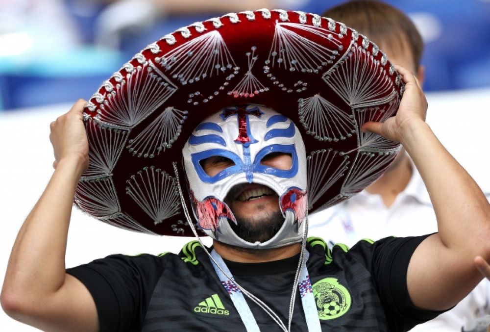 Фанат сборной Мексики в сомбреро и маске рестлера.