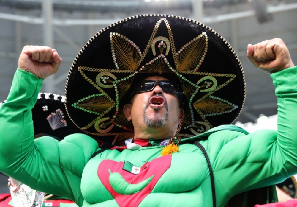 Мексиканские болельщики поражают своими яркими нарядами.
