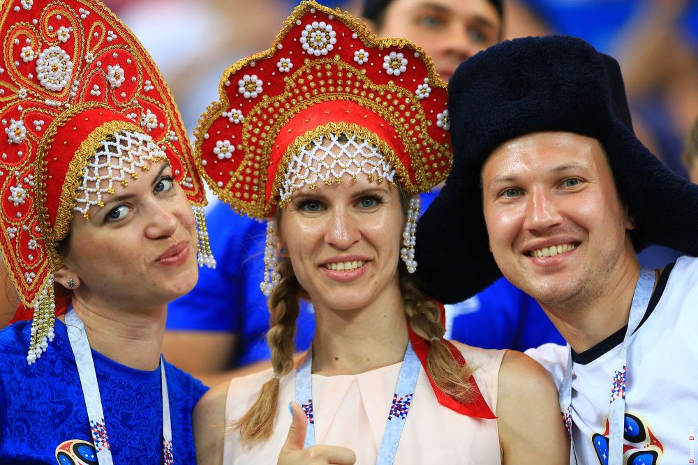 Российские болельщики в национальных костюмах.