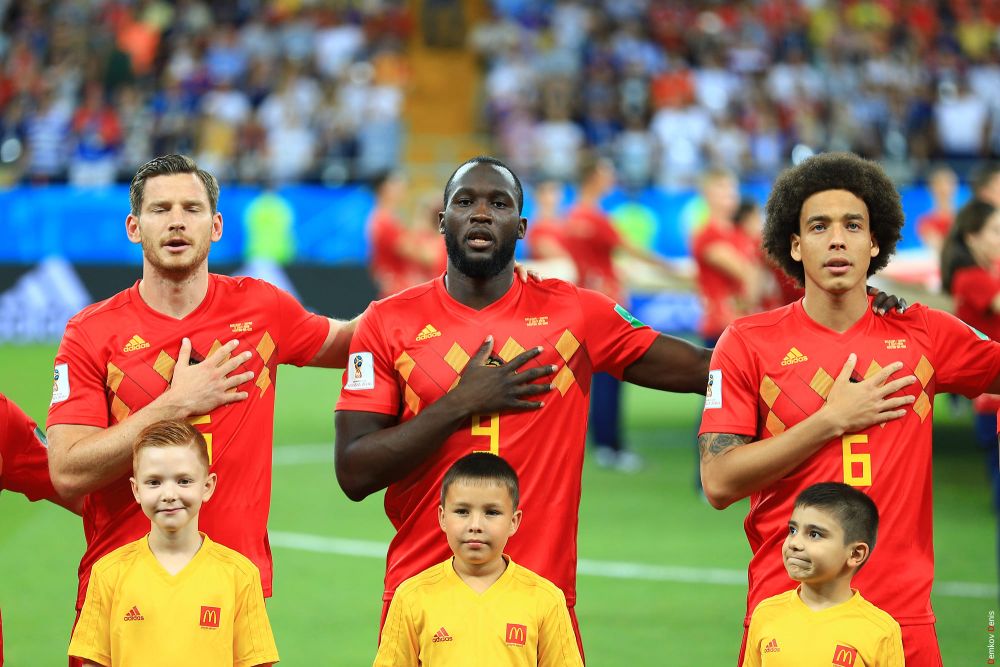  Игроки сборной Бельгии поют гимн перед матчем.