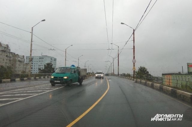 Автомобилисты жалуются на ремонт моста на проспекте Победы.