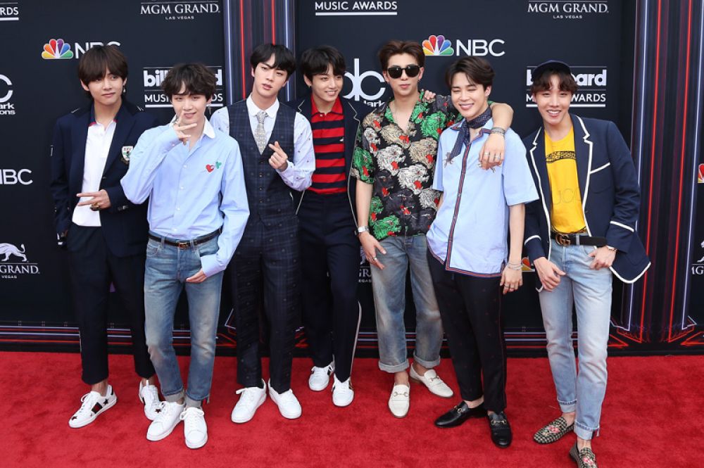 Корейская поп-группа BTS. Музыкальный коллектив из семи человек стал настоящей поп-сенсацией. У группы более 50 миллионов подписчиков в англоязычных социальных сетях, а также различные музыкальные рекорды. Например, два года подряд мальчики получали премию Billboard как самые востребованные исполнители.