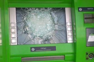 В центре Полтавы мужчина разбивал банкоматы