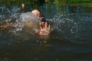 Под Бердянском на берегу моря нашли тело утонувшего два дня назад ребенка