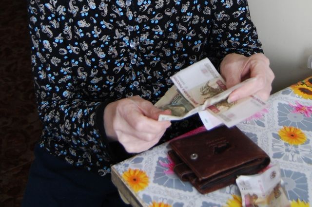 С пенсионерки стали ежемесячно вычитать 50%, и теперь на ее жизнь остаётся всего 5 тыс. руб.
