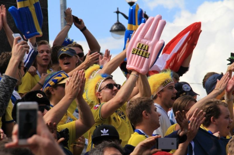 На матч приехали около 10 тысяч шведских болельщиков.