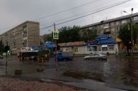 Дождь затопил улицы города.