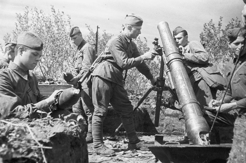 Советские артиллеристы — минометный расчет. 