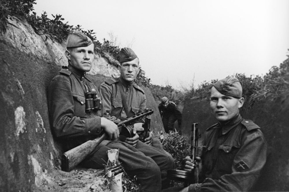 Командиры орудий мотострелковых войск (слева направо): старшие сержанты Рябилов, Пуштовалов и Чусов.