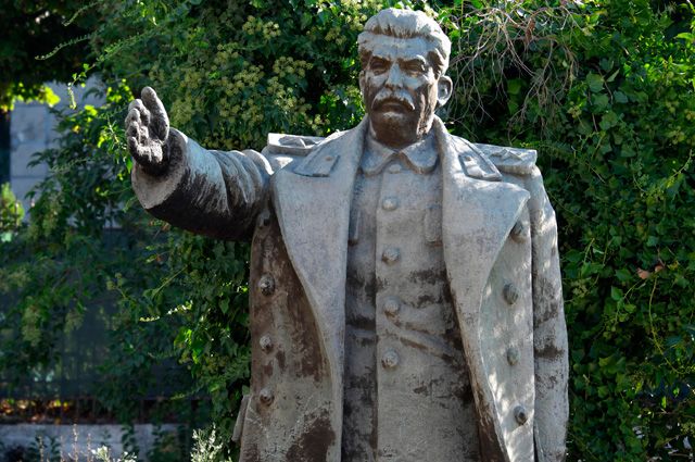 Статуя Сталина в Тиране.