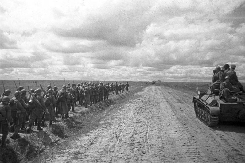 Великая Отечественная война. Июль 1943 года. Резервы идут на фронт.