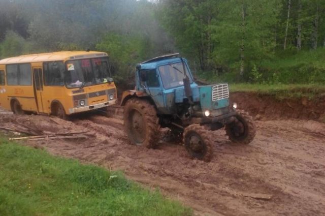 Легковушки и автобусы тонут в непролазной грязи. 