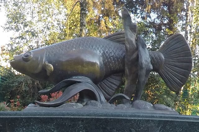 Памятник рыбке гамбузии, с помощью которой была побеждена малярия в Сочи.