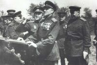 Осмотр подбитой немецкой техники после Курской битвы. Командующий Центральным фронтом Рокоссовский, командующий 16-й Воздушной армией Руденко.