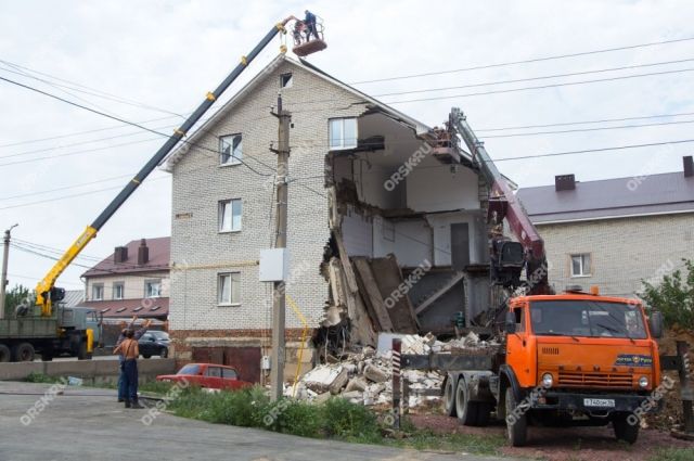 В Орске рухнул фасад трехэтажного дома.