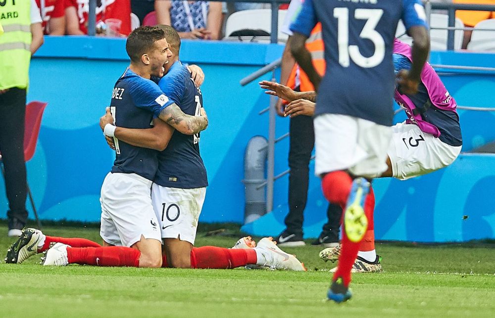 Игроки сборной Франции часто тесно обнимаются, стоя на коленях.