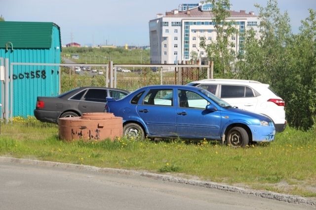 В Салехарде парковочное место на газоне стоит 2,5 тысячи рублей 