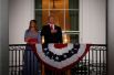 Президент Дональд Трамп и первая леди Мелания Трамп стоят на балконе Белого дома перед началом праздничного салюта.